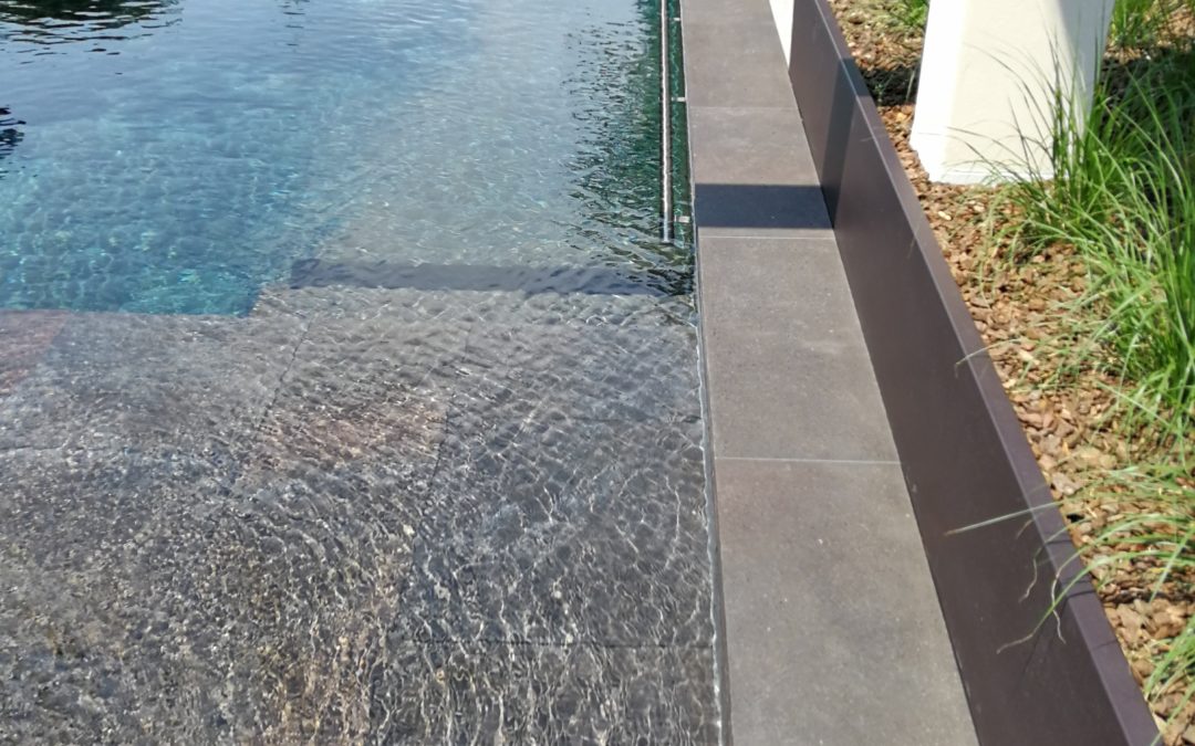 Villa Erlenbach mit Blanc Carrare Lava im Aussenbereich Schwimmbad Jacuzzi
